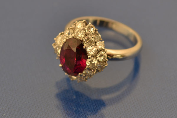 Bague Rubis Ovale et Entourage Diamants