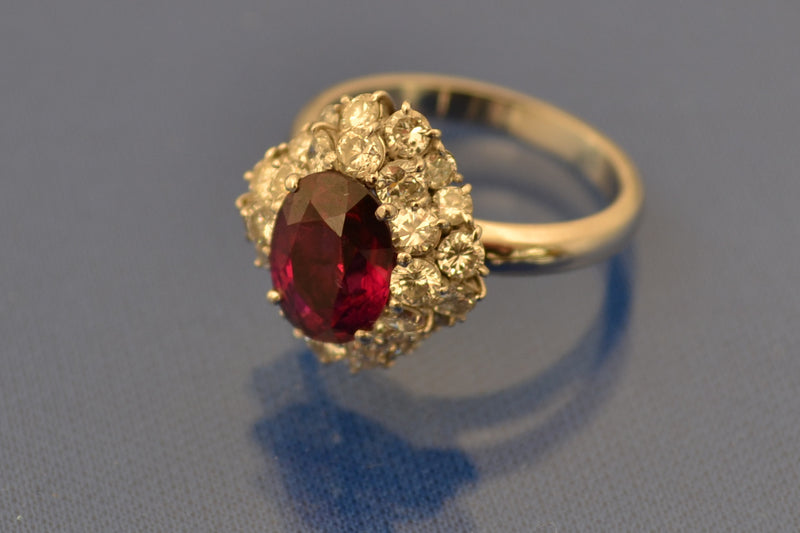 Bague Rubis Ovale et Entourage Diamants