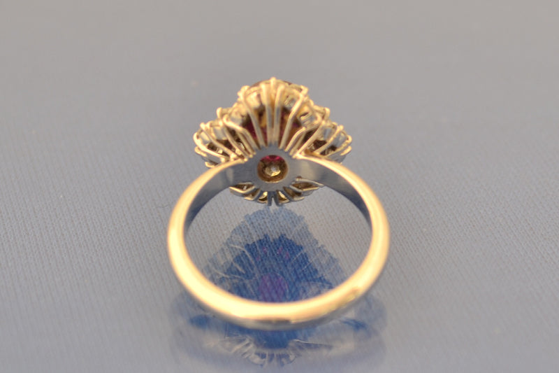 Bague Rubis Ovale et Entourage Diamants