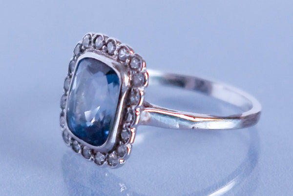 Bague saphir, coussin et diamants