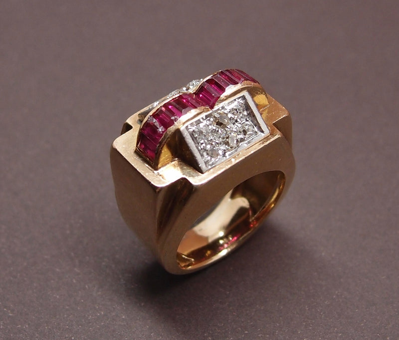 bague tank vers 1940 or , platine , diamants et rubis "verneuil"