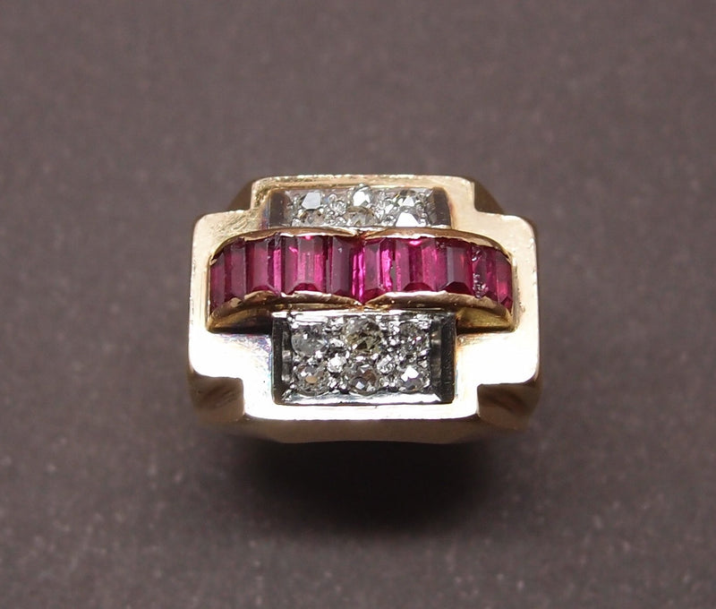 bague tank vers 1940 or , platine , diamants et rubis "verneuil"