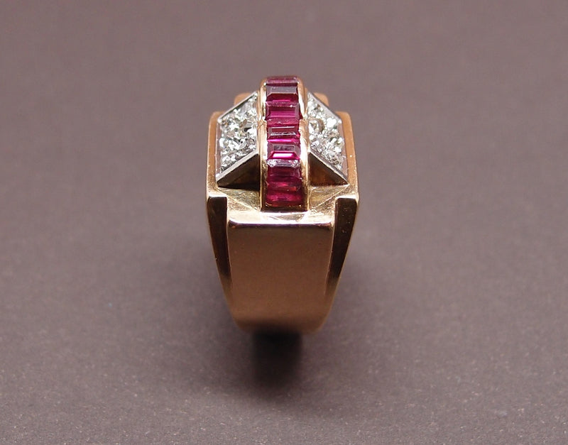 bague tank vers 1940 or , platine , diamants et rubis "verneuil"