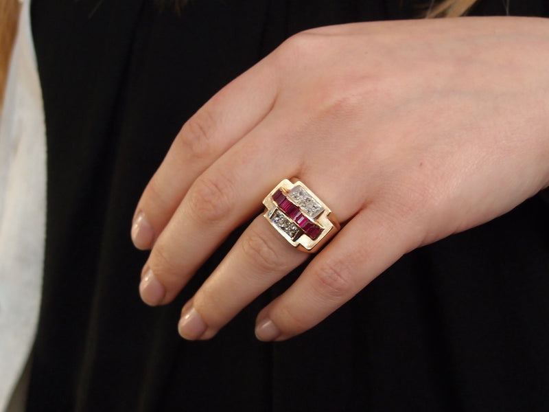 bague tank vers 1940 or , platine , diamants et rubis "verneuil"