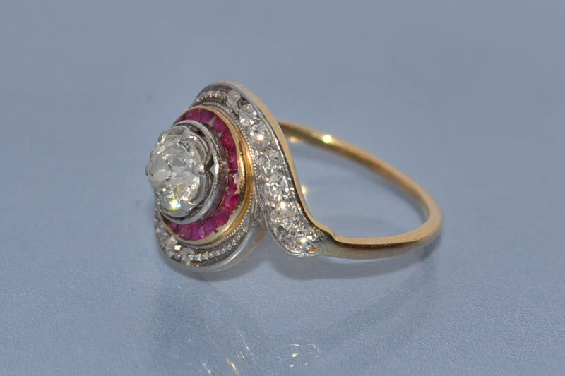 Bague Tourbillon diamants rubis et or 18 carats