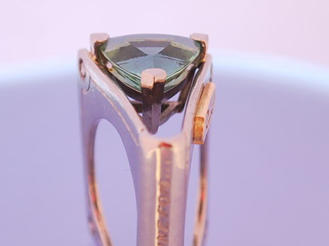 Bague tourmaline verte en forme de livre en Or 18 carat "Benoit