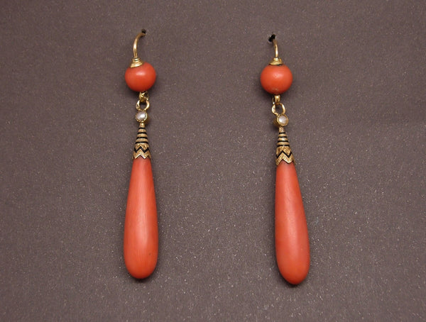 Boucles d oreilles pendantes or et corail , fin 19ème