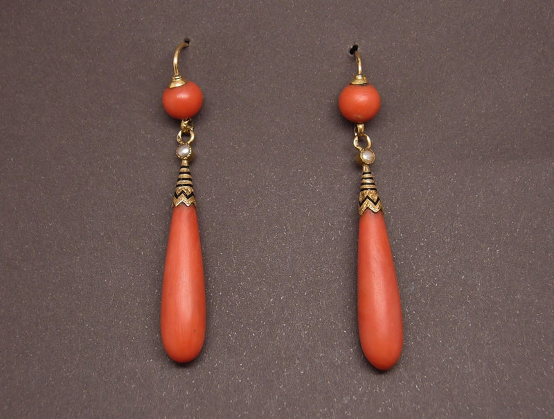Boucles d oreilles pendantes or et corail , fin 19ème