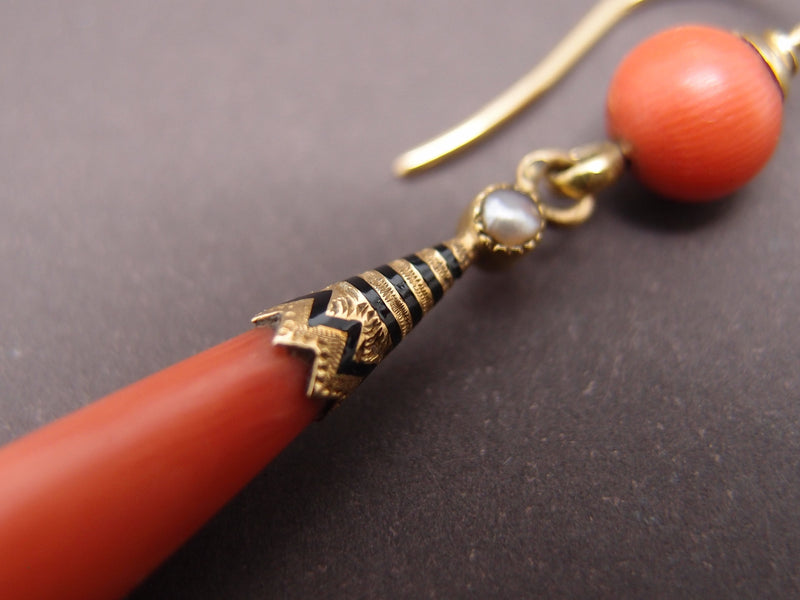 Boucles d oreilles pendantes or et corail , fin 19ème