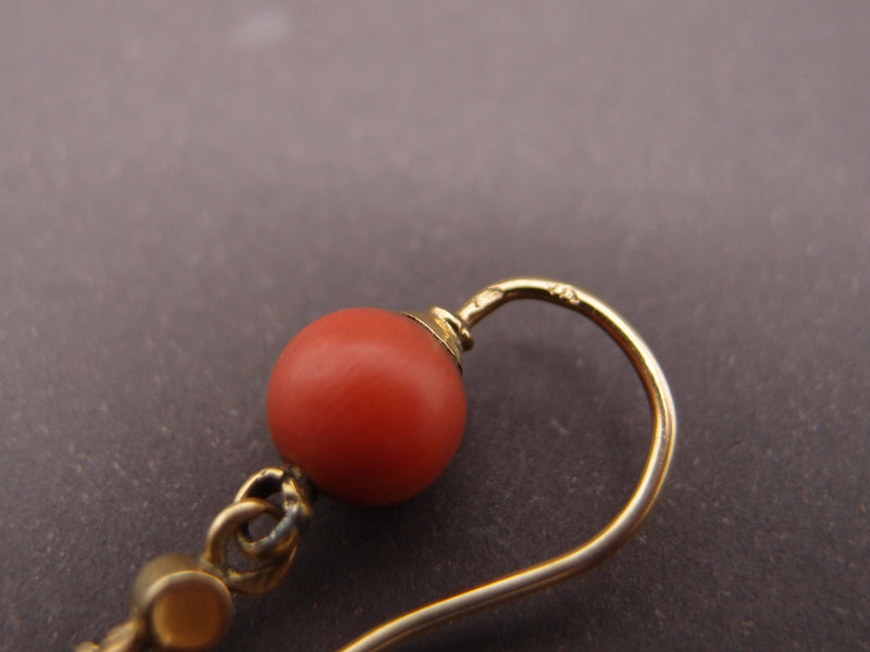 Boucles d oreilles pendantes or et corail , fin 19ème