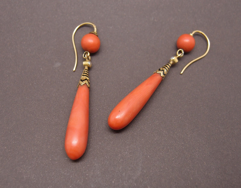 Boucles d oreilles pendantes or et corail , fin 19ème