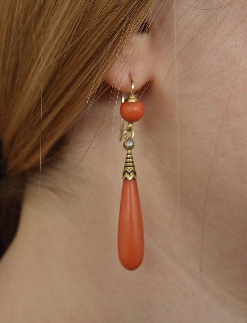 Boucles d oreilles pendantes or et corail , fin 19ème
