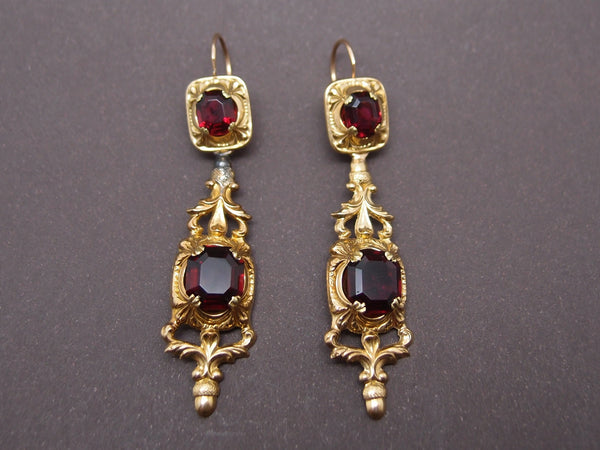 Boucles d'oreilles pendantes or et grenats Fin 19ème