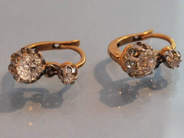 Paire de dormeuses or et diamants