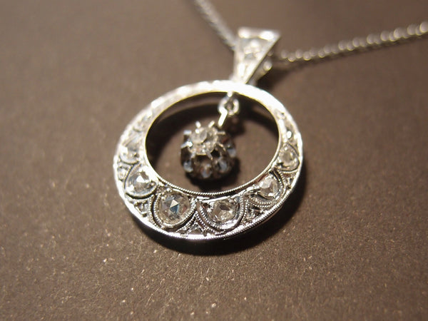 Pendentif Art Déco or gris , platine et diamants
