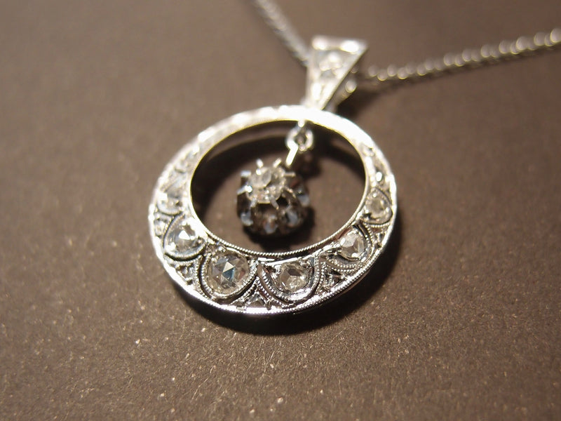 Pendentif Art Déco or gris , platine et diamants