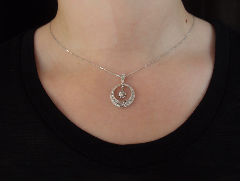 Pendentif Art Déco or gris , platine et diamants