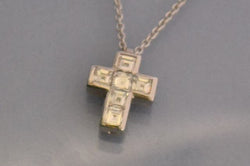 Pendentif croix en diamants