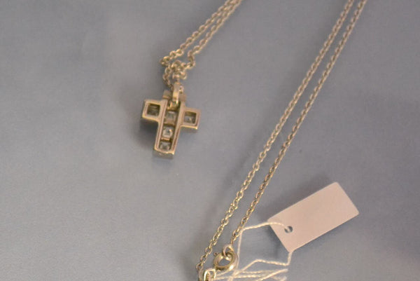 Pendentif croix en diamants