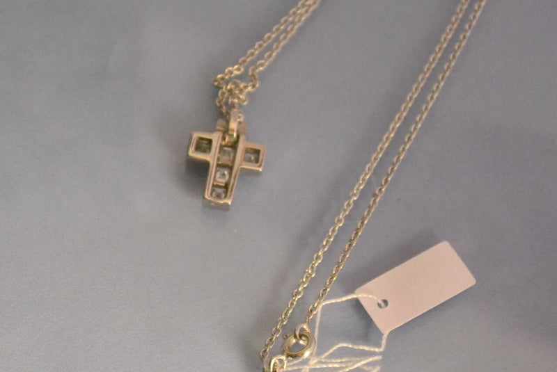 Pendentif croix en diamants